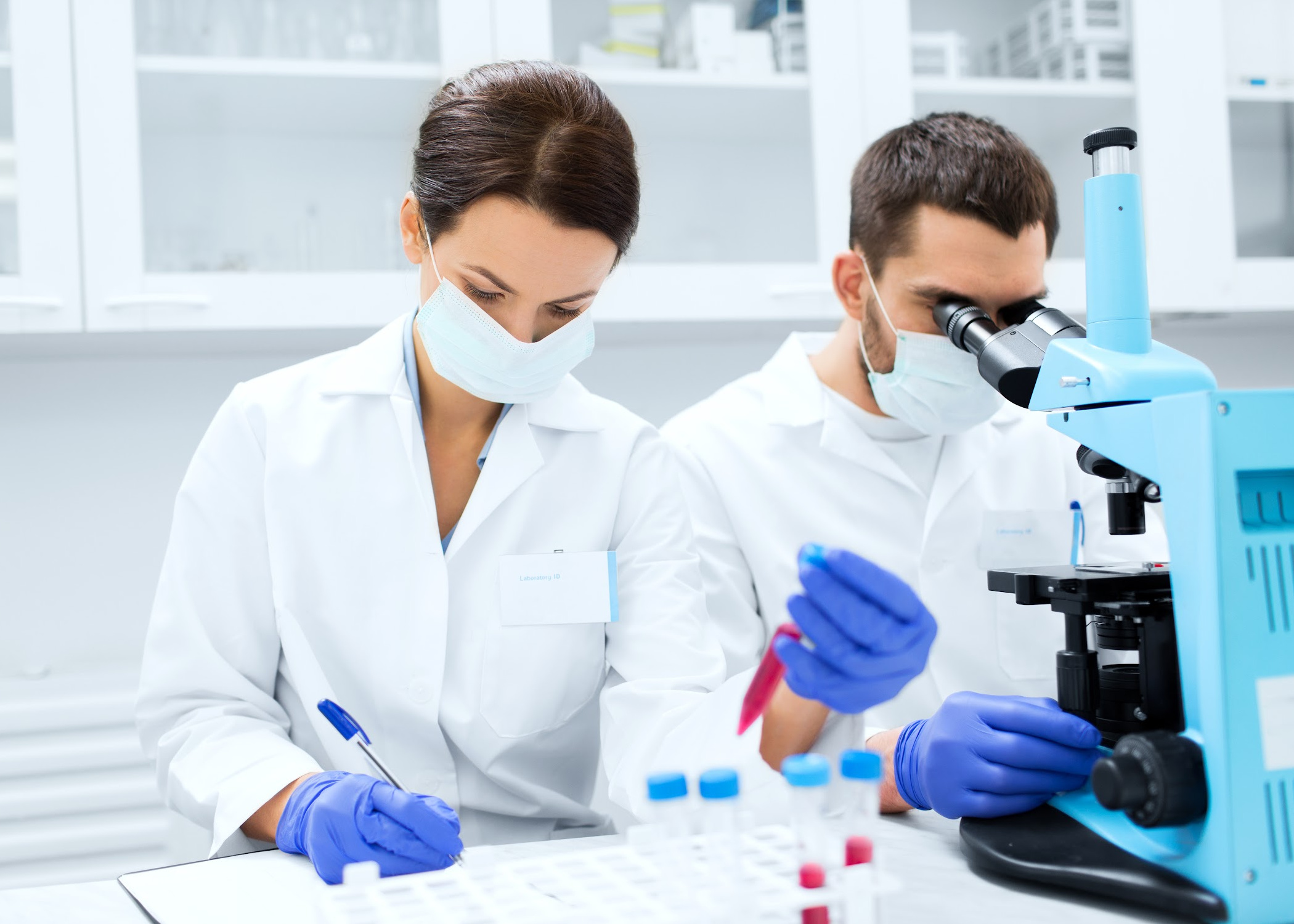 Profissionais realizando análises em laboratório; imagem ilustrativa